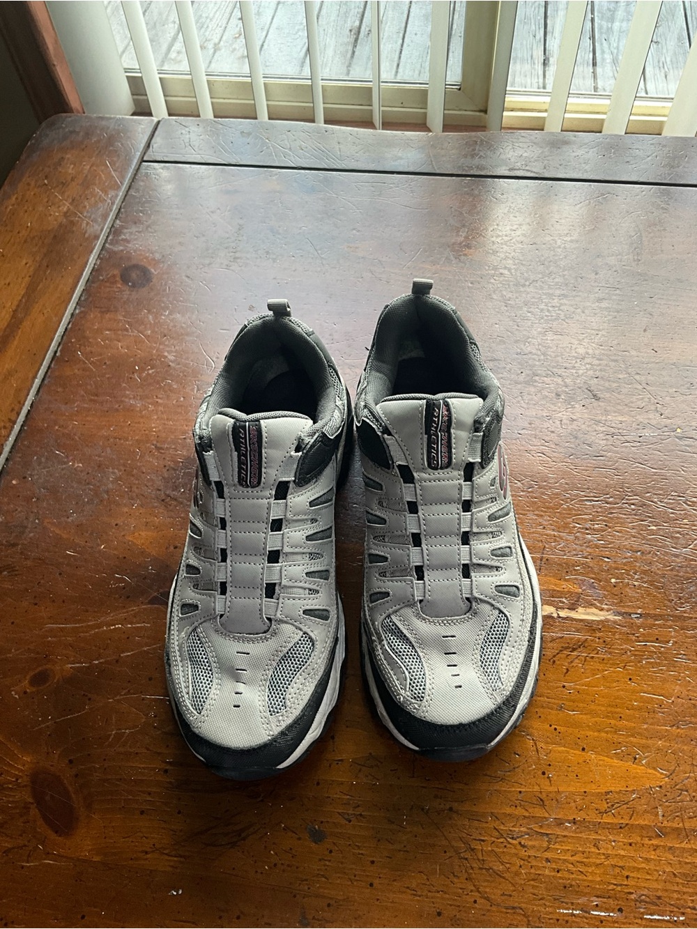 Men’s size 9 Skechers
